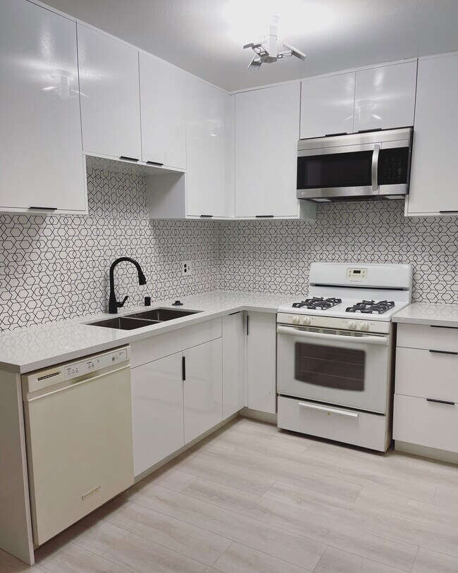 Building Photo - 14560 Clark St