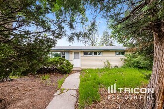 Building Photo - 2627 Robin Dr