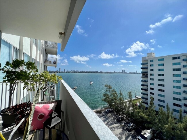 Foto del edificio - 7545 E Treasure Dr