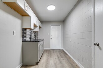 Building Photo - 1901-1915 Whitcomb