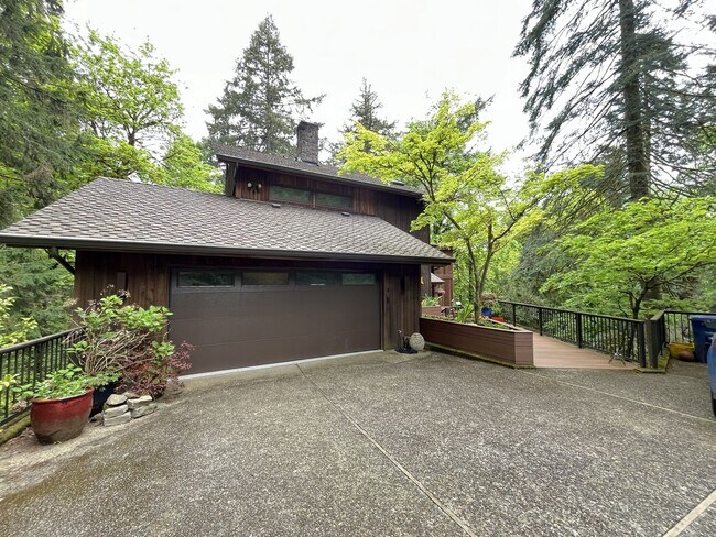Foto del edificio - One-of-a-Kind Custom Home with Wall of Windows, Stone Fireplaces, Expansive Entertainment Space &...