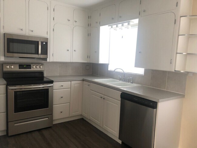 Foto del edificio - 3-Bedroom 1-Bath (A/C) Private Back Yard - Garage $1,875 (Albany)