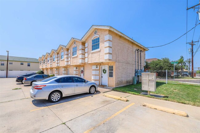 Building Photo - 4018 N Meadow Ave
