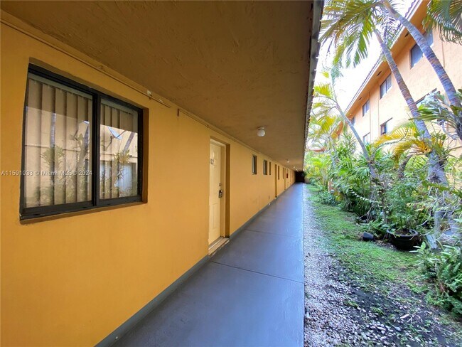 Foto del edificio - 170 Royal Palm Rd