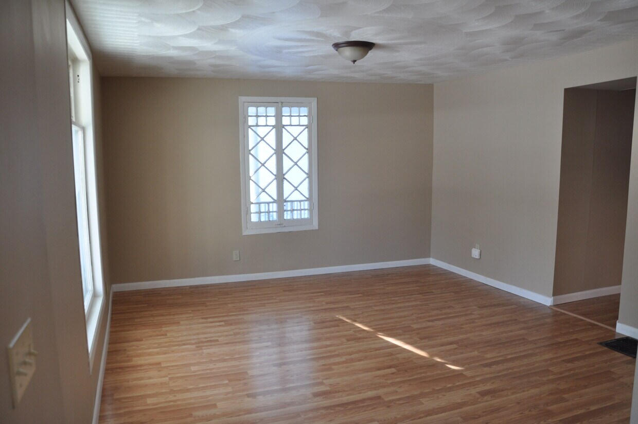 Living room - 118 3rd St