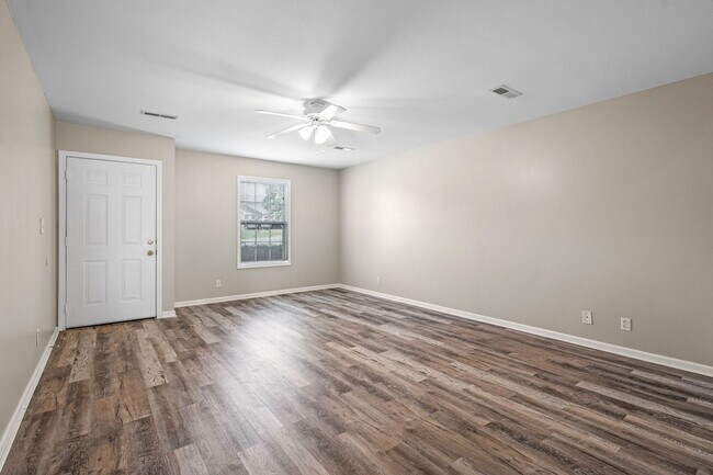 Building Photo - Newly Updated Townhome Close to Gate 1