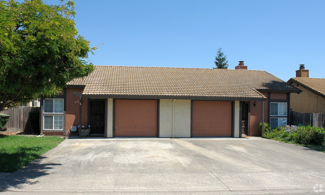 Primary Photo - 105 Bond Ave