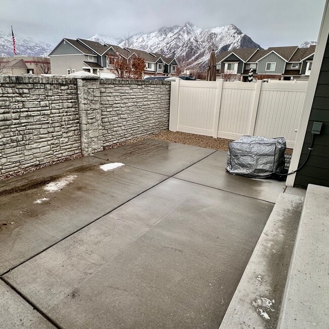 Building Photo - Beautiful townhome walking distance to eve...