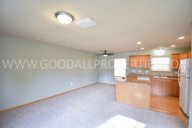 Foto del edificio - 2 Bedroom, 2 Bath Townhome in Pleasant Hill with 2-Car attached Garage