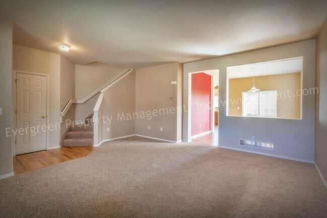 Building Photo - Spacious & Stylish 4-Bedroom Home with Pri...