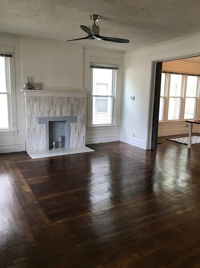 Foto del edificio - 301 E Locust St