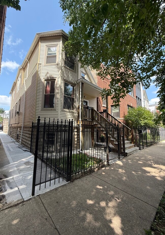 Building Photo - 3052 W Lyndale St