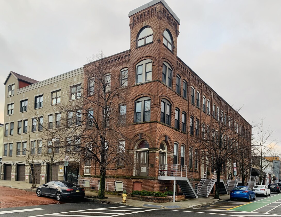 Building at corner of Hamilton & McWhorter St - 109 Hamilton St