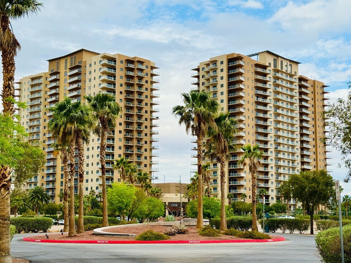 Foto principal - Modern High-Rise Condo with Stunning City and Mountain Views-Near LV Strip, Allegiant Stadium, To...