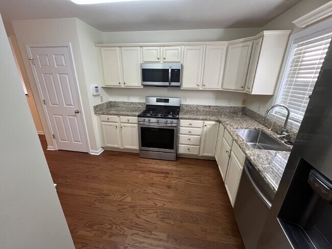 Foto del edificio - "Charming 3-Bed Townhouse with Granite Touches & Cozy Fireplace in Kernersville!"