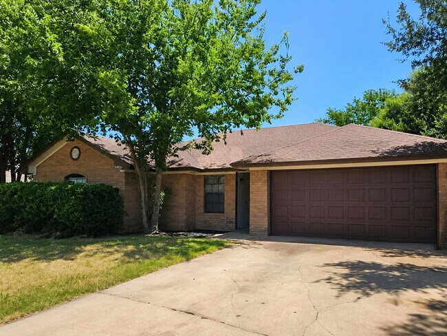 Foto del edificio - 4-Bedroom Home with Spacious Backyard in Stratford Estates