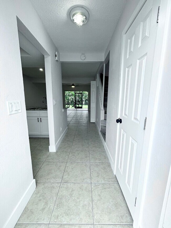 Foto del edificio - Stunningly Remodeled 2-Bed, 1.5-bath, with...