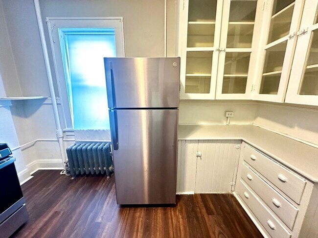 Building Photo - 577 Pleasant St