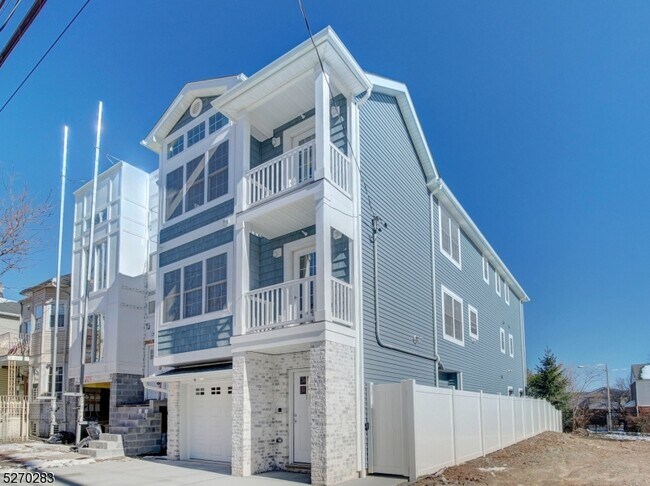 Building Photo - 734 Bergen St