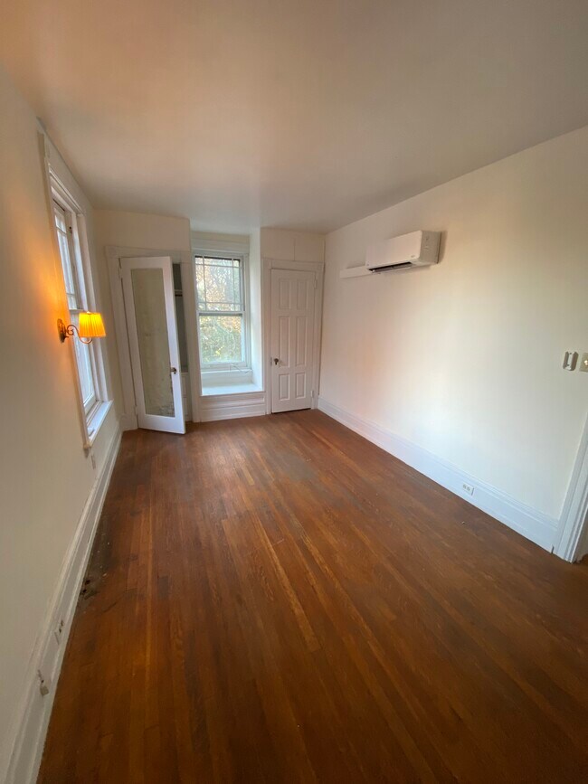 Building Photo - 420 W School House Ln