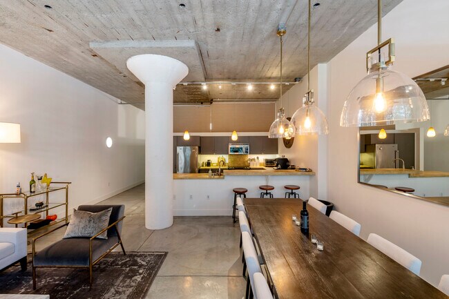 Building Photo - 300 Beale St