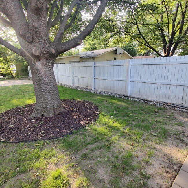 Foto del edificio - 3403 Woodland Ave