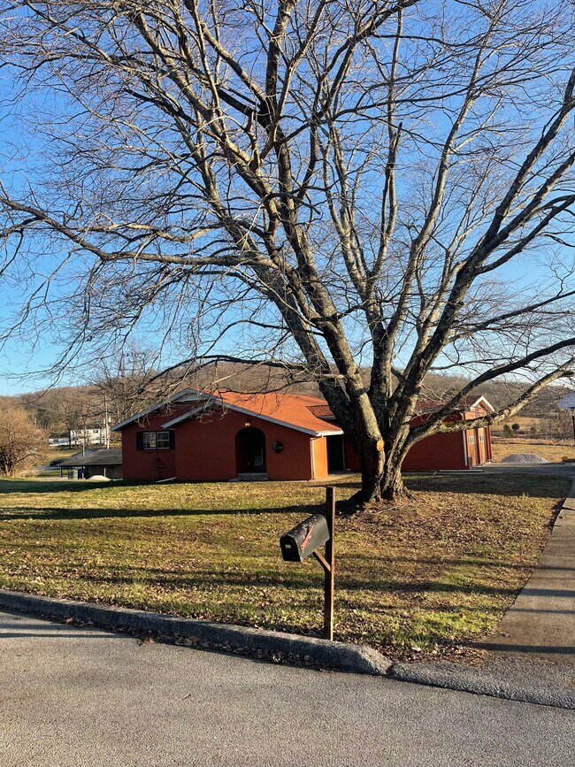 Building Photo - 122 Green Hill Park Dr