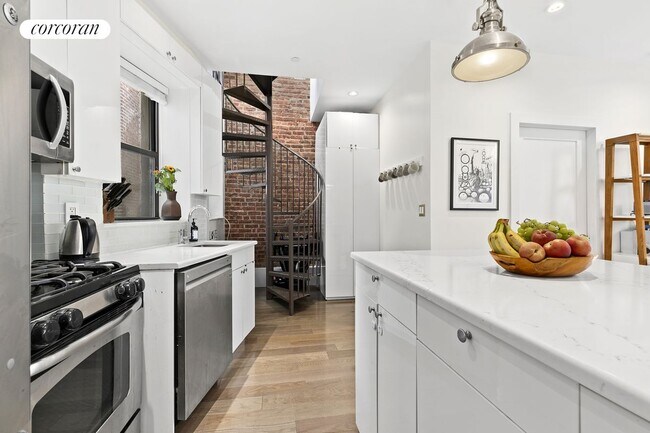 Foto del edificio - 250 Manhattan Ave