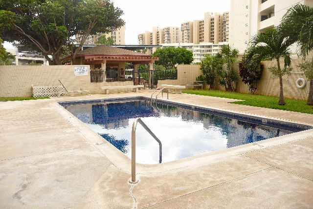 Building Photo - ROYAL TOWERS 2/1/1 sec, laundry, pool, bbq