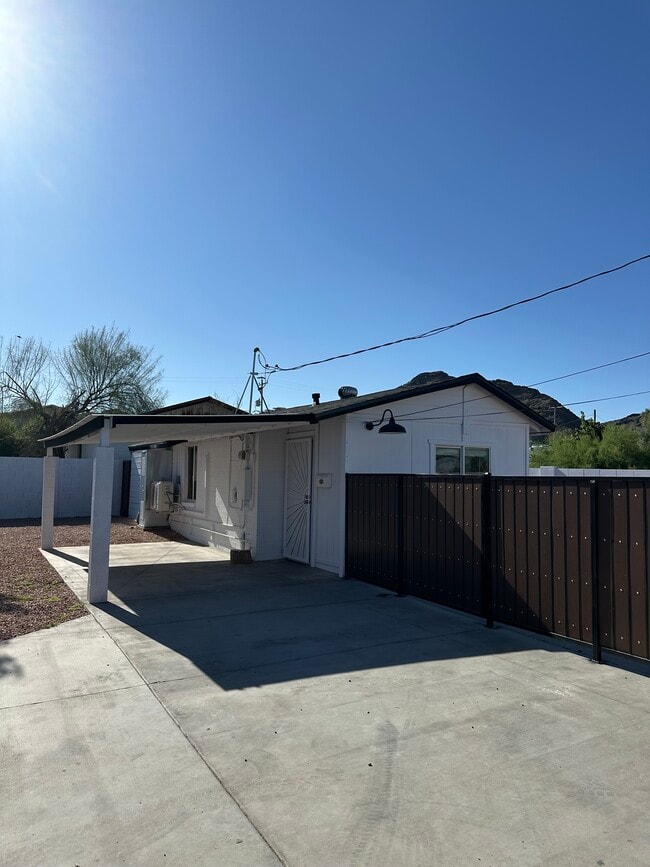 Building Photo - 1327 E Carol Ave