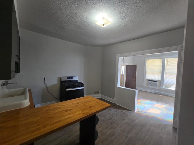 Foto principal - 3524 Cass St