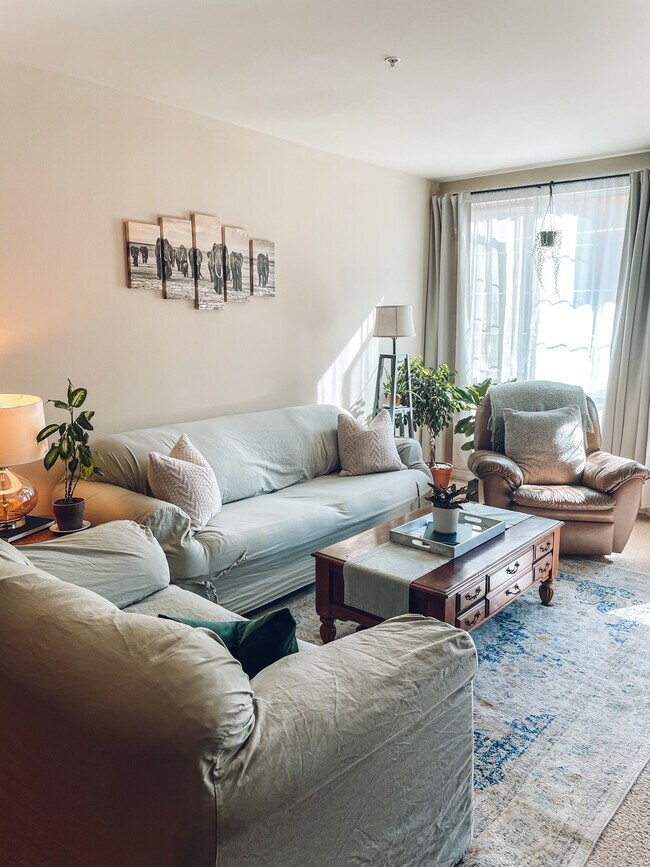 Living room. - 1465 C St