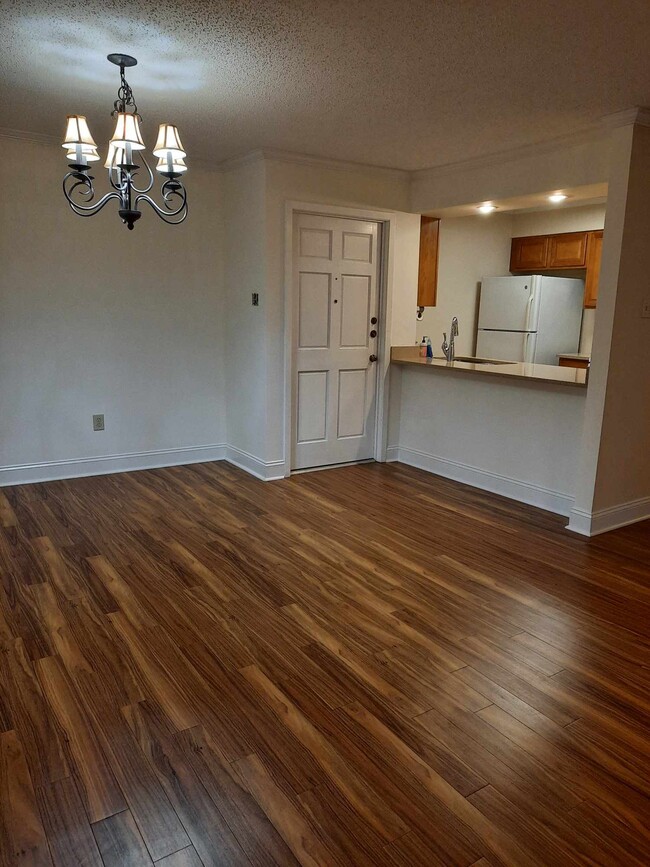 Building Photo - 832 S Clearview Pky