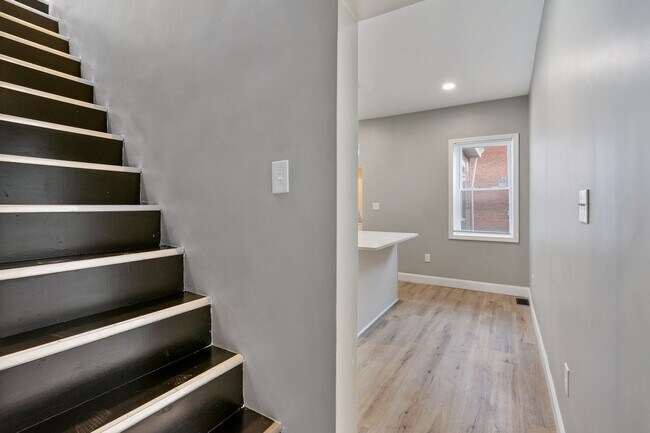 Building Photo - Beautifully Renovated 2BD/2BTH + office in...