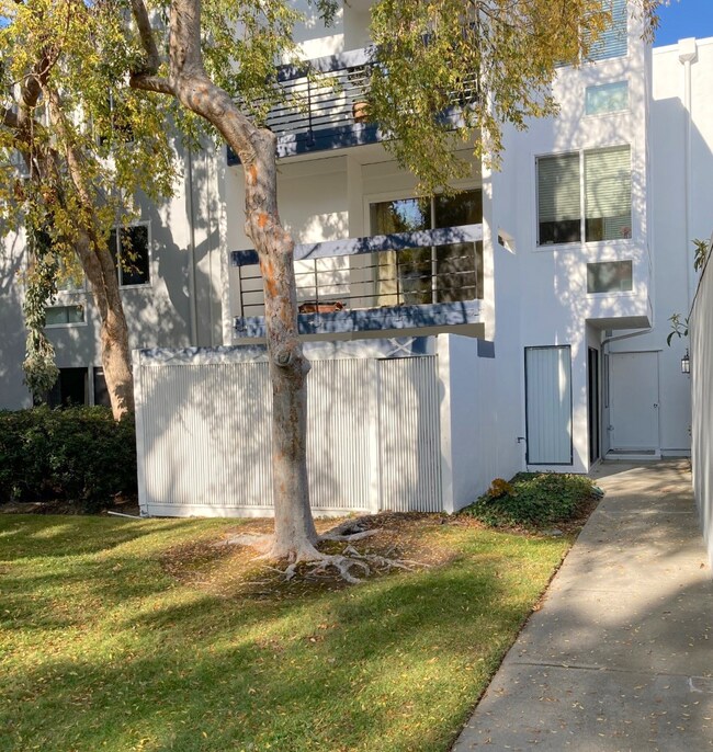 Building Photo - 1025 Shell Blvd