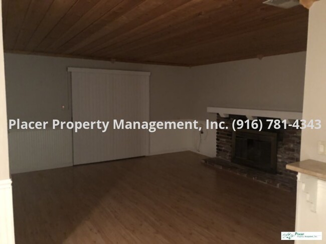 Building Photo - 3 Bedroom  1 bath Home w/Big Backyard