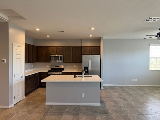 Building Photo - Must See 3 bedroom Townhome