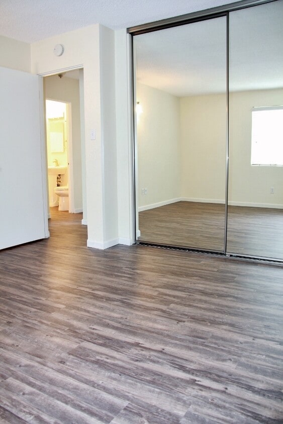 Building Photo - Large 2 Bed, 1 Bath in Beautiful Mission H...