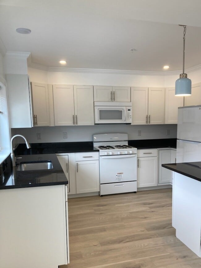 Kitchen - 20 Alvarado Ave