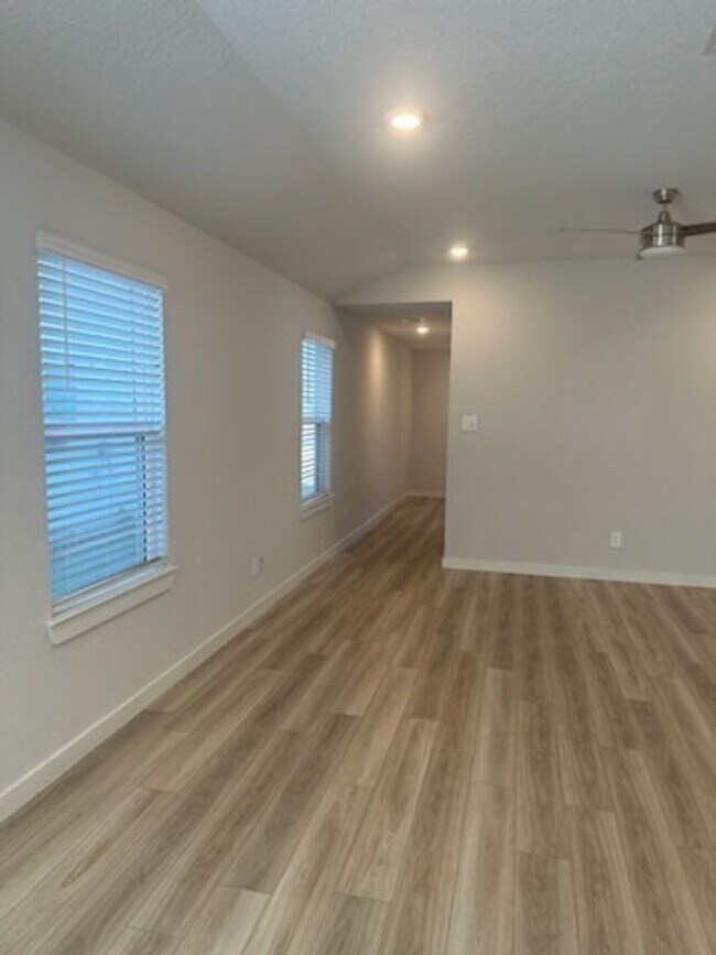 Foto del edificio - 3 Bedroom, 2 Bath in Midtown Subdivision C...