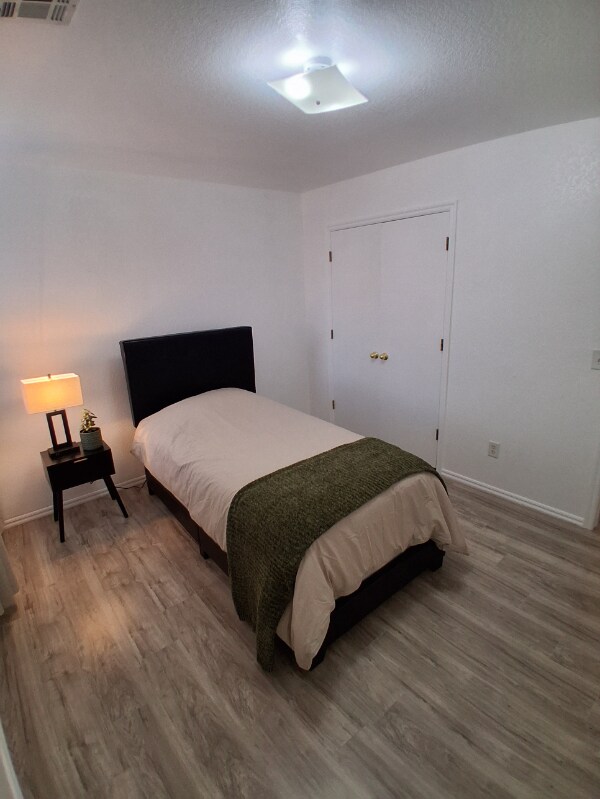 Foto del edificio - 2 Cloverdale and Wheatland