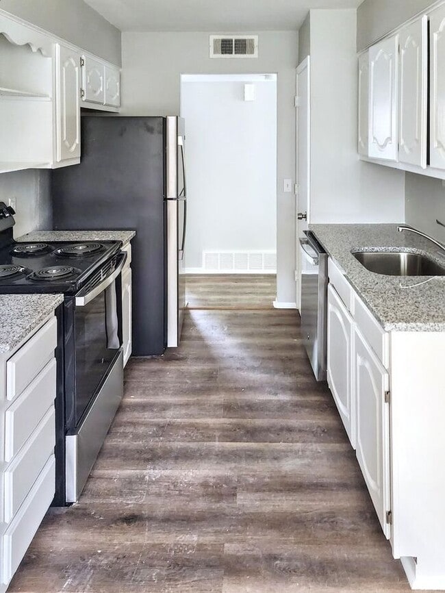 Building Photo - Charming 3-Bedroom Home with Fenced Yard /...
