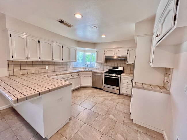 Building Photo - $2,300 Peach & Kings Canyon, 3 Bedroom - S...