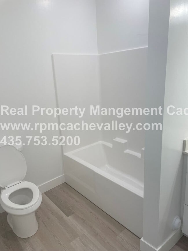 Building Photo - 472 W 40 S