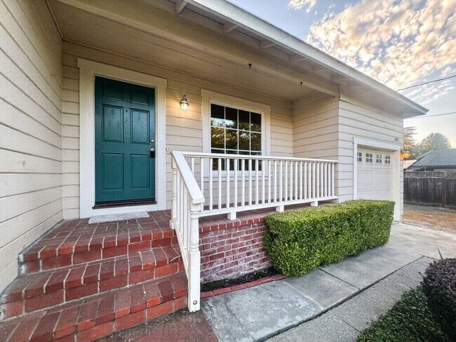 Foto del edificio - Adorable 2 Bedroom, 1 Bathroom Single Level Single Family Home with Attached Garage, Laundry and ...