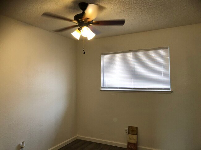 Foto del edificio - 2514 W Hemlock Ct