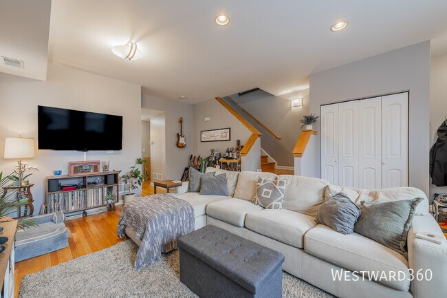 Photo - 1438 W Cortez St Apartment