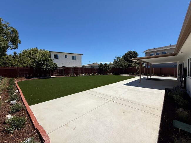 Foto del edificio - 7 Bed House in Prime Location, Steps to Ca...
