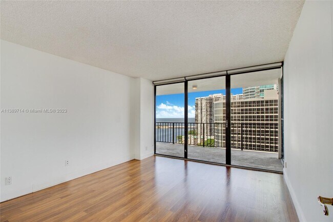 Building Photo - 1925 Brickell Ave