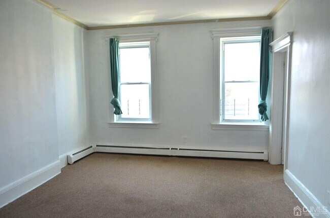 Building Photo - 572 West Side Ave